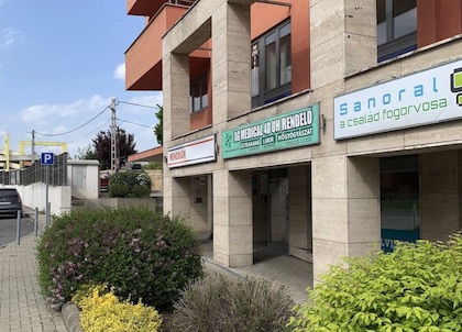A rendelő bejárata az utcafronton